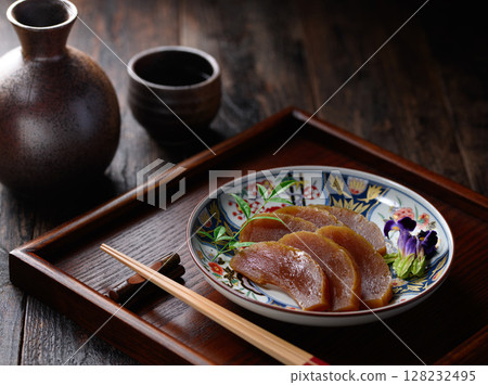 A traditional Japanese gift set of Narazuke pickles and a high-quality paulownia wood box 128232495