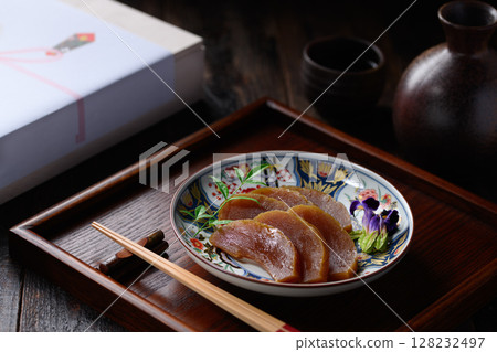 A traditional Japanese gift set of Narazuke pickles and a high-quality paulownia wood box 128232497