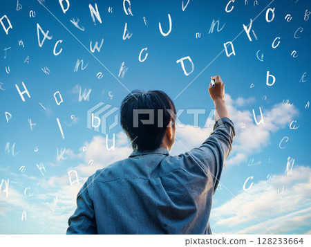 藍天下,一名男子高舉筆 藍天下,一名男子高舉筆 128233664