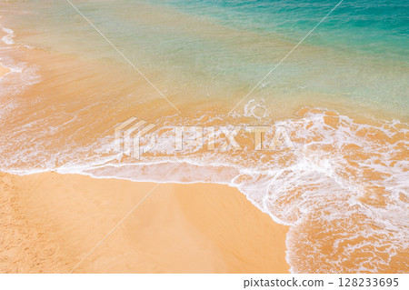 Sunny beach in Hawaii with golden sand and clear blue water 128233695