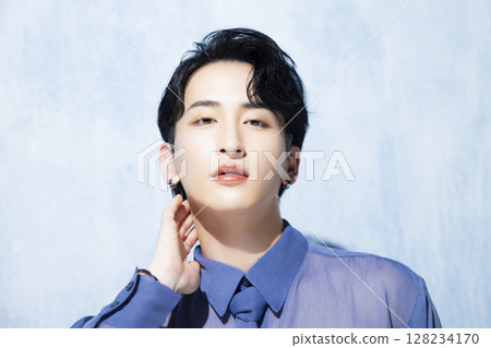 Young men's portrait 128234170