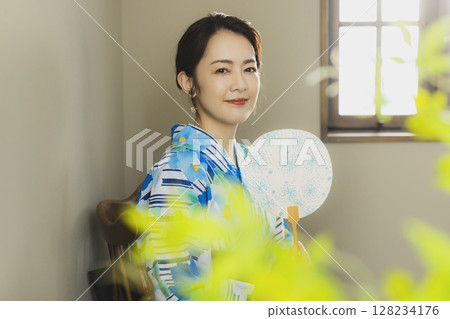 窗邊穿著浴衣的女子 窗邊穿著浴衣的女子 128234176