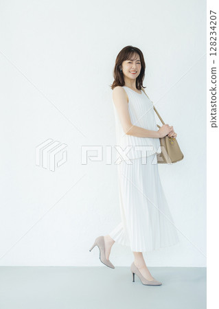 中年婦女肖像 128234207