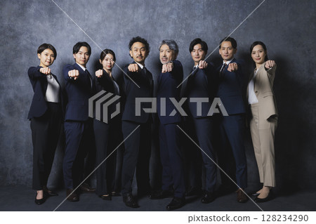  Businessman who plays guts pose 128234290