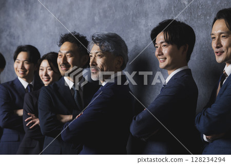  打膽量姿勢的商人 128234294