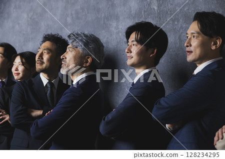  Businessman who plays guts pose 128234295