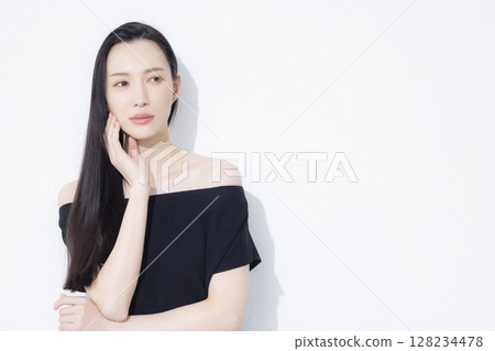 一位身穿黑色露肩裝的女士 128234478