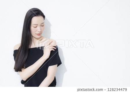 一位身穿黑色露肩裝的女士 128234479