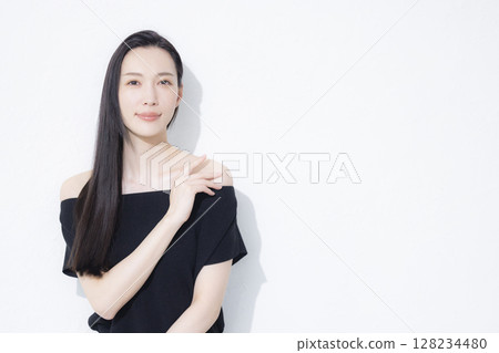 一位身穿黑色露肩裝的女士 128234480