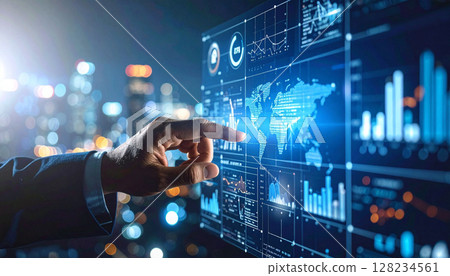 一個男人觸摸並操作螢幕面板的未來虛擬圖像。 128234561