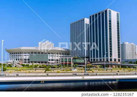 七月橫濱的城市景觀。港未來K體育館及其他地區的景色。 2025年7月9日 128235167