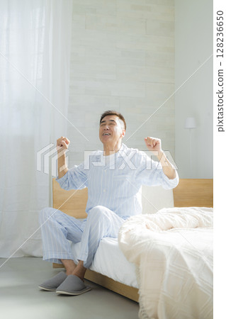 老人在臥室醒來，精神飽滿 128236650