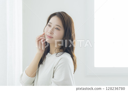 A woman growing 128236780