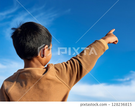 一個孩子高舉雙手，指向藍天 128236815
