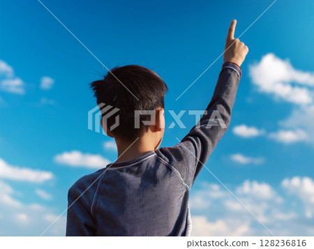一個孩子高舉雙手，指向藍天 128236816