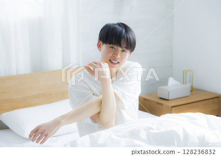 年輕人在床上伸展身體 年輕人在床上伸展身體 128236832