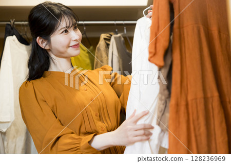 A woman choosing clothes 128236969