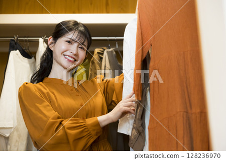 選擇衣服的女人 選擇衣服的女人 128236970