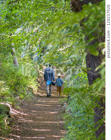 兒童遠足 128237026