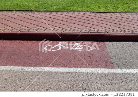 Road markings in Israel 128237391