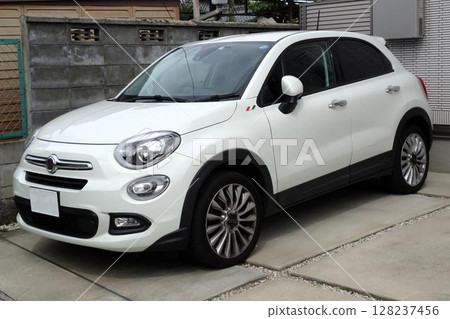 一輛停在停車場的汽車（菲亞特 500X） 128237456