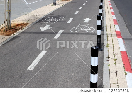 Road markings in Israel 128237838