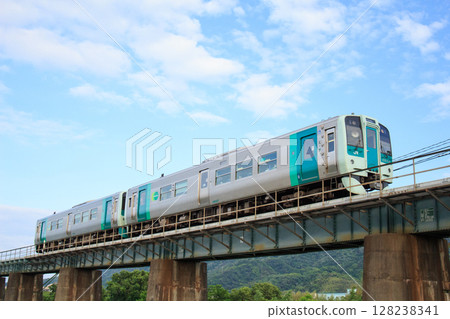 穿越鮎井川大橋的1500系列柴油列車(JR四國) 穿越鮎井川大橋的1500系列柴油列車(JR四國) 128238341
