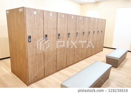 更衣室、置物櫃、沙發 128238816