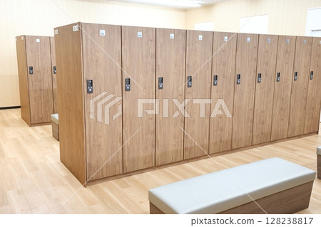 更衣室、置物櫃、沙發 128238817