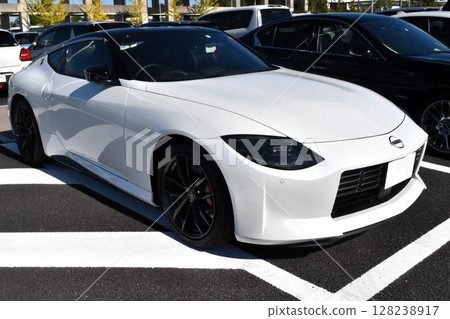 White car (Nissan Fairlady Z 6th generation (late model) RZ34 series) White car (Nissan Fairlady Z 6th generation (late model) RZ34 series) 128238917