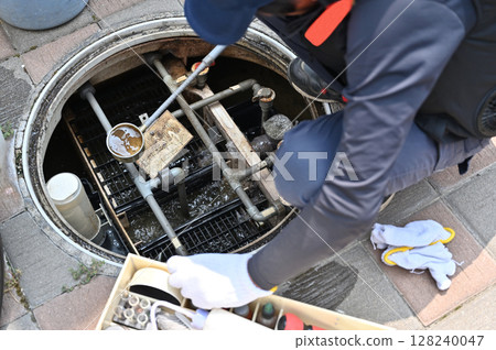 Septic tank maintenance, inspection, cleaning, and maintenance Septic tank maintenance, inspection, cleaning, and maintenance 128240047