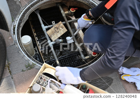 Septic tank maintenance, inspection, cleaning, and maintenance Septic tank maintenance, inspection, cleaning, and maintenance 128240048