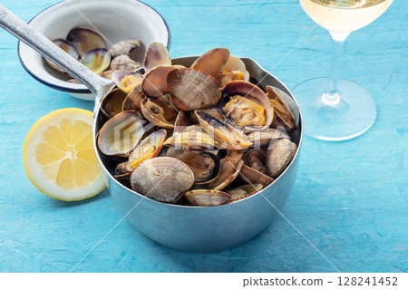 Vongole clams in a sauce pan, with lemon and white wine 128241452
