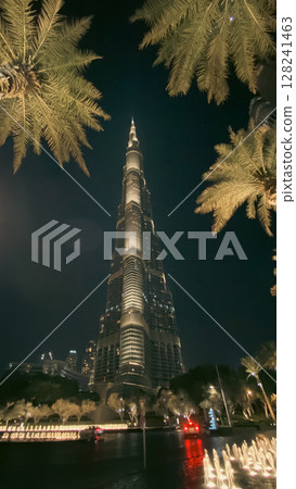 Burj Khalifa shines at night, creating a spectacular display in Dubais skyline 128241463