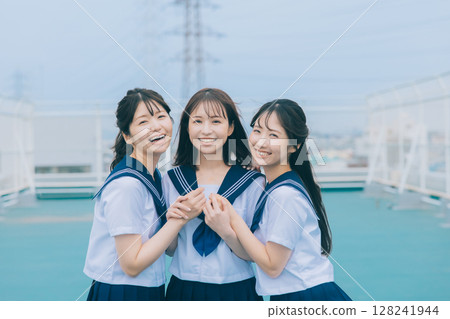 屋頂上的三個高中女生 128241944
