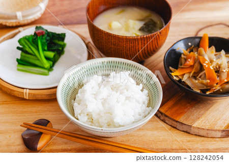 Freshly cooked rice and side dishes 128242054