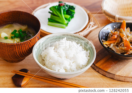 新鮮煮熟的米飯和配菜 128242055