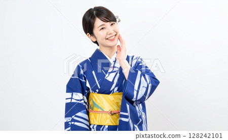 一位身著浴衣的女士正在休息 128242101