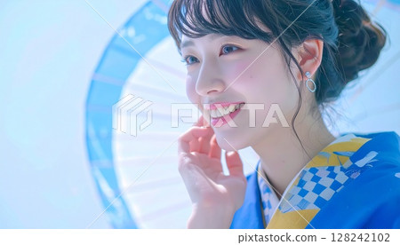 一位身著浴衣的女士正在休息 128242102
