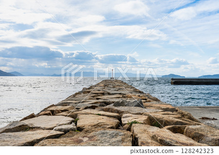 香川縣小豆郡豐島，有防波堤的海岸 128242323
