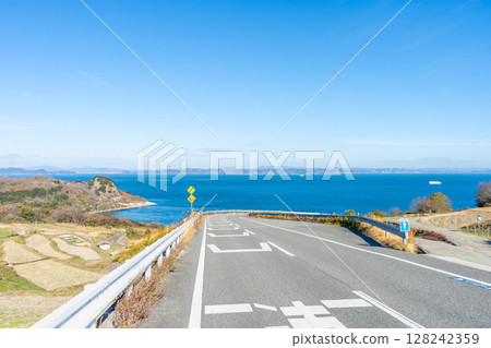 香川縣小豆郡豐島,山坡上可欣賞海景 香川縣小豆郡豐島,山坡上可欣賞海景 128242359