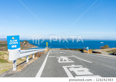 香川縣小豆郡豐島,山坡上可欣賞海景 香川縣小豆郡豐島,山坡上可欣賞海景 128242363