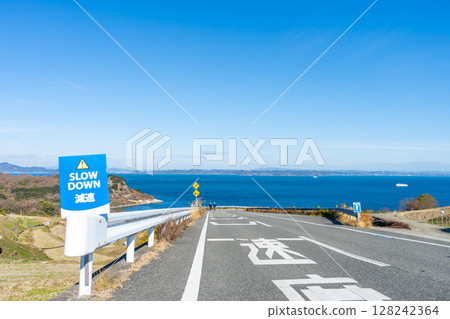 香川縣小豆郡豐島,山坡上可欣賞海景 香川縣小豆郡豐島,山坡上可欣賞海景 128242364