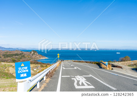 香川縣小豆郡豐島,山坡上可欣賞海景 香川縣小豆郡豐島,山坡上可欣賞海景 128242365