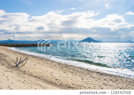 香川縣小豆郡豐島的海灘風景 香川縣小豆郡豐島的海灘風景 128242508