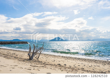 香川縣小豆郡豐島的海灘風景 香川縣小豆郡豐島的海灘風景 128242510