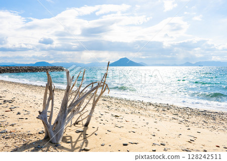 香川縣小豆郡豐島的海灘風景 香川縣小豆郡豐島的海灘風景 128242511