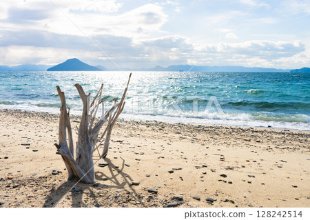 香川縣小豆郡豐島的海灘風景 香川縣小豆郡豐島的海灘風景 128242514