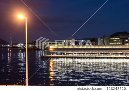 香川縣高松市高松港的夜景 128242520