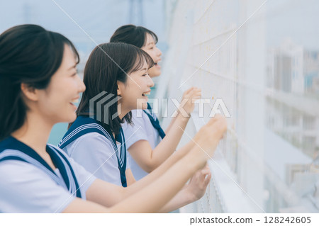 三個高中女生在屋頂上尖叫 128242605